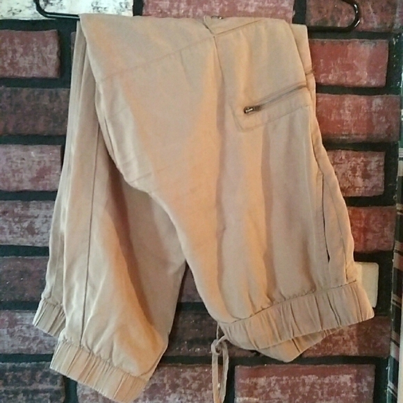 Banana Republic Pants - Banana Republic EUC Khaki Cargo Pants M 6-8